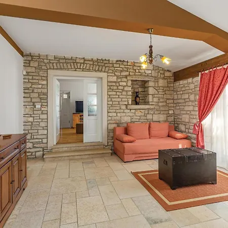 Σπίτι διακοπών 4 Bedroom Awesome In Golubovo
