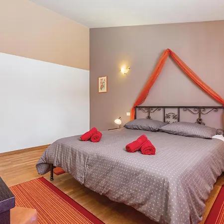 Σπίτι διακοπών 4 Bedroom Awesome In Golubovo *