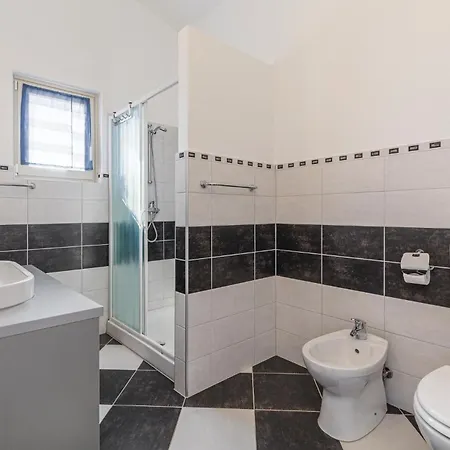 Σπίτι διακοπών 4 Bedroom Awesome In Golubovo *