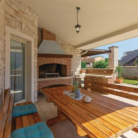 Σπίτι διακοπών 4 Bedroom Awesome In Golubovo