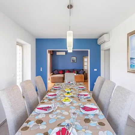 4 Bedroom Awesome In Golubovo Σπίτι διακοπών
