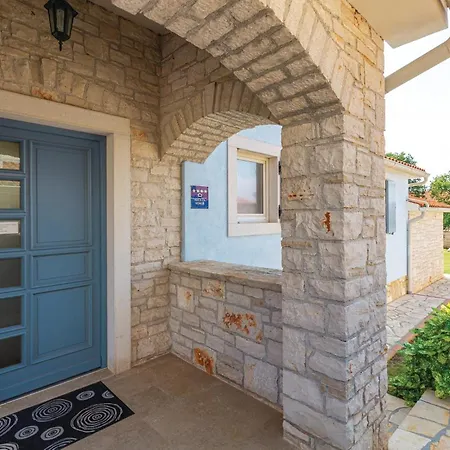 Σπίτι διακοπών 4 Bedroom Awesome In Golubovo *