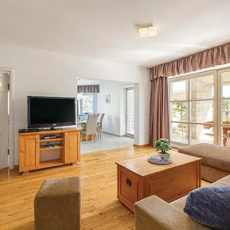 Σπίτι διακοπών 4 Bedroom Awesome In Golubovo Gajana